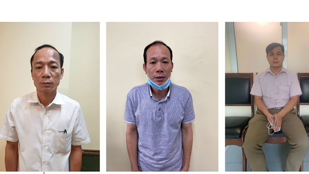 Các bị can nguyên là cán bộ Sở GDĐT Thanh Hóa (từ trái qua): Trịnh Hữu Nghĩa, Nguyễn Văn Phụng, Bùi Trí Thức khi bị cơ quan chức năng bắt giữ. Ảnh: CQĐT