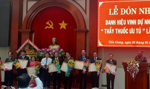 Các thầy thuốc tại tỉnh Tiền Giang đón nhận danh hiệu Thầy thuốc ưu tú. Ảnh: Kỳ Quan