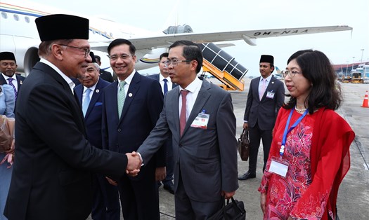 Thủ tướng Malaysia Anwar Ibrahim đến sân bay quốc tế Nội Bài trưa 20.7. Ảnh: Hải Nguyễn 