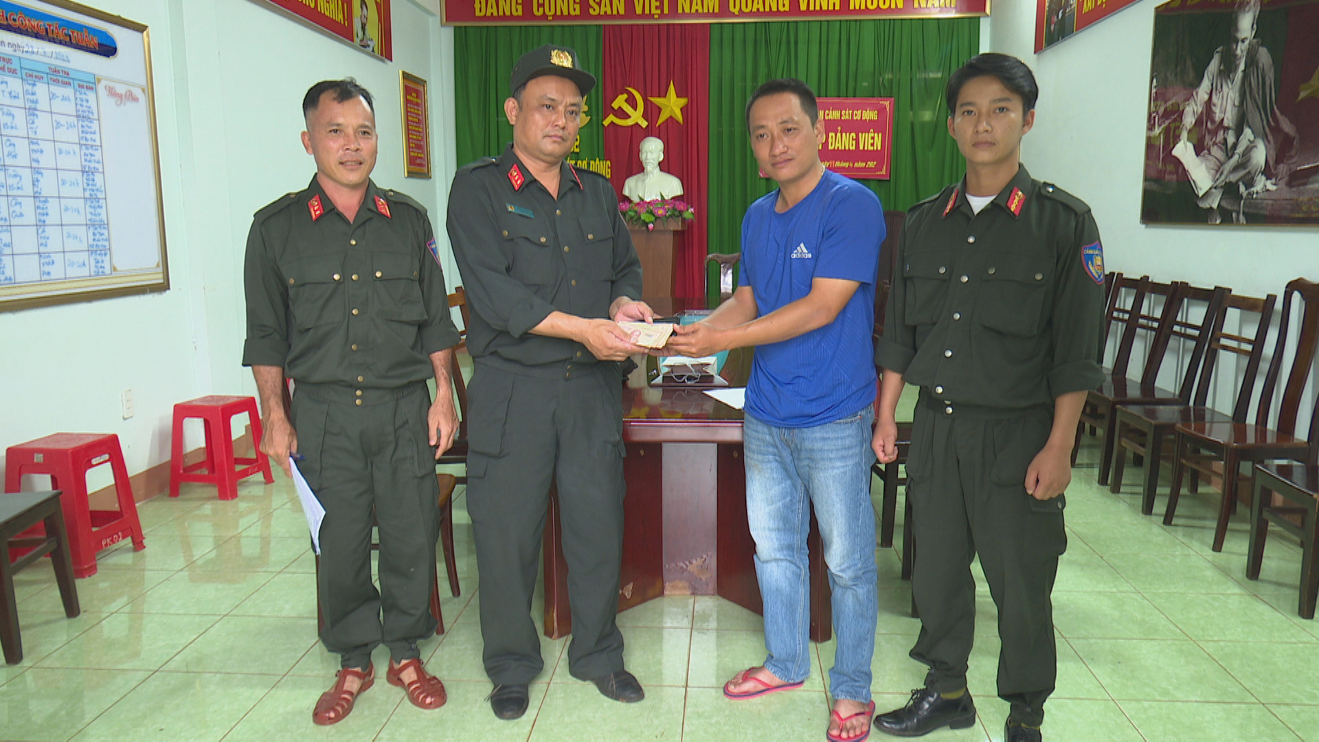 Lực lượng chức năng giao lại tài sản bị đánh rơi cho anh Phạm Văn Nam. Ảnh: Sỹ Đức