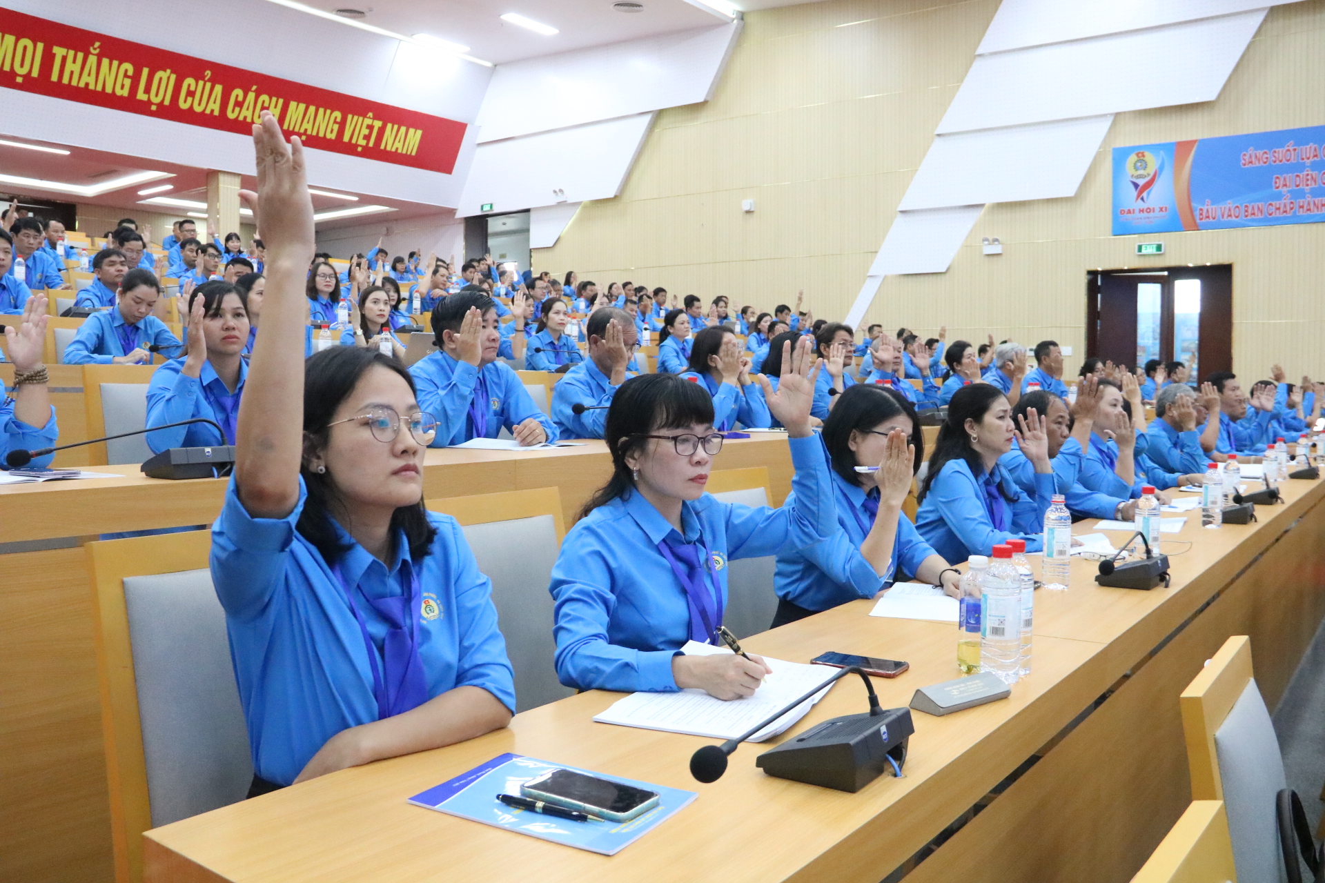 Các đại biểu giơ tay biểu quyết các nội dung của đại hội. Ảnh: Đình Trọng