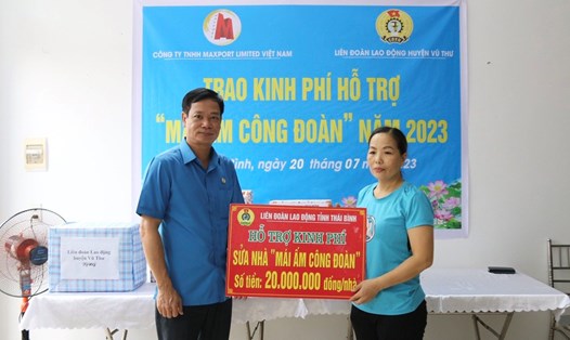 Lãnh đạo LĐLĐ tỉnh Thái Bình trao kinh phí hỗ trợ đoàn viên Khiếu Thị The. Ảnh: Bá Mạnh