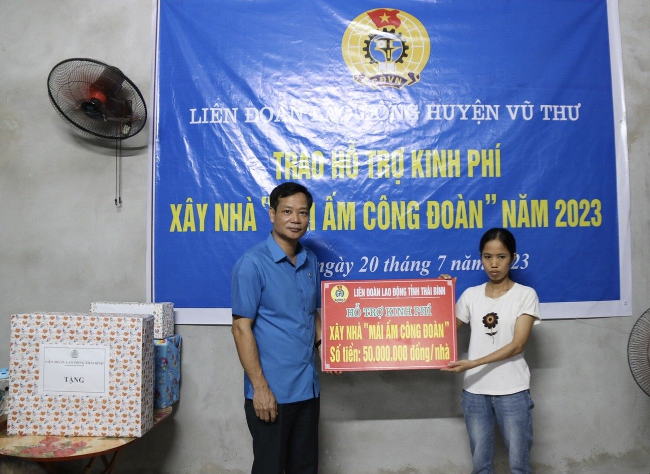 Phó chủ tịch Thường trực LĐLĐ tỉnh Thái Bình Nguyễn Thái Dương trao kinh phí hỗ trợ xây nhà cho đoàn viên Nguyễn Thị Lan. Ảnh: Bá Mạnh