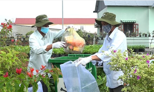 Nông dân làng hoa Sa Đéc tham gia thu gom bao bì thuốc bảo vệ thực vật đã qua sử dụng mang đi đổi quà. Ảnh: Thanh Thanh
