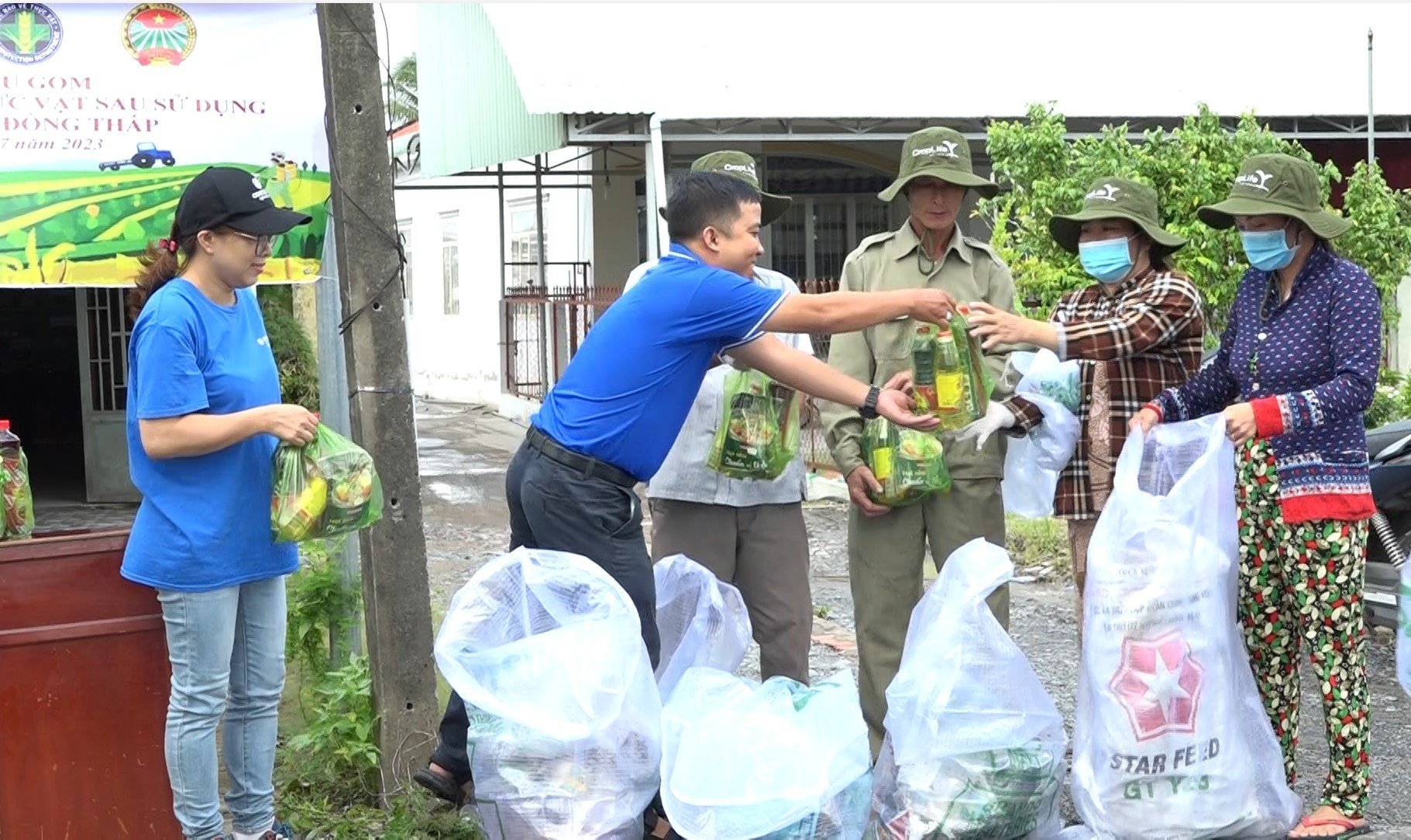 Nông dân làng hoa Sa Đéc tham gia thu gom bao bì thuốc bảo vệ thực vật đã qua sử dụng mang đi đổi quà. Ảnh: Thanh Nghĩa