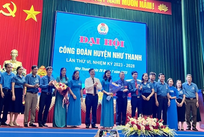 Chúc mừng và ra mắt Ban Chấp hành Công đoàn huyện Như Thanh khoá VI, nhiệm kỳ 2023-2028. Ảnh: Minh Hoàng