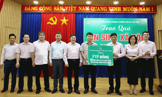 Công đoàn Ngân hàng Chính sách xã hội Việt Nam trao tặng thành phố Đà Nẵng 1 tỷ đồng. Ảnh: Mai Hương