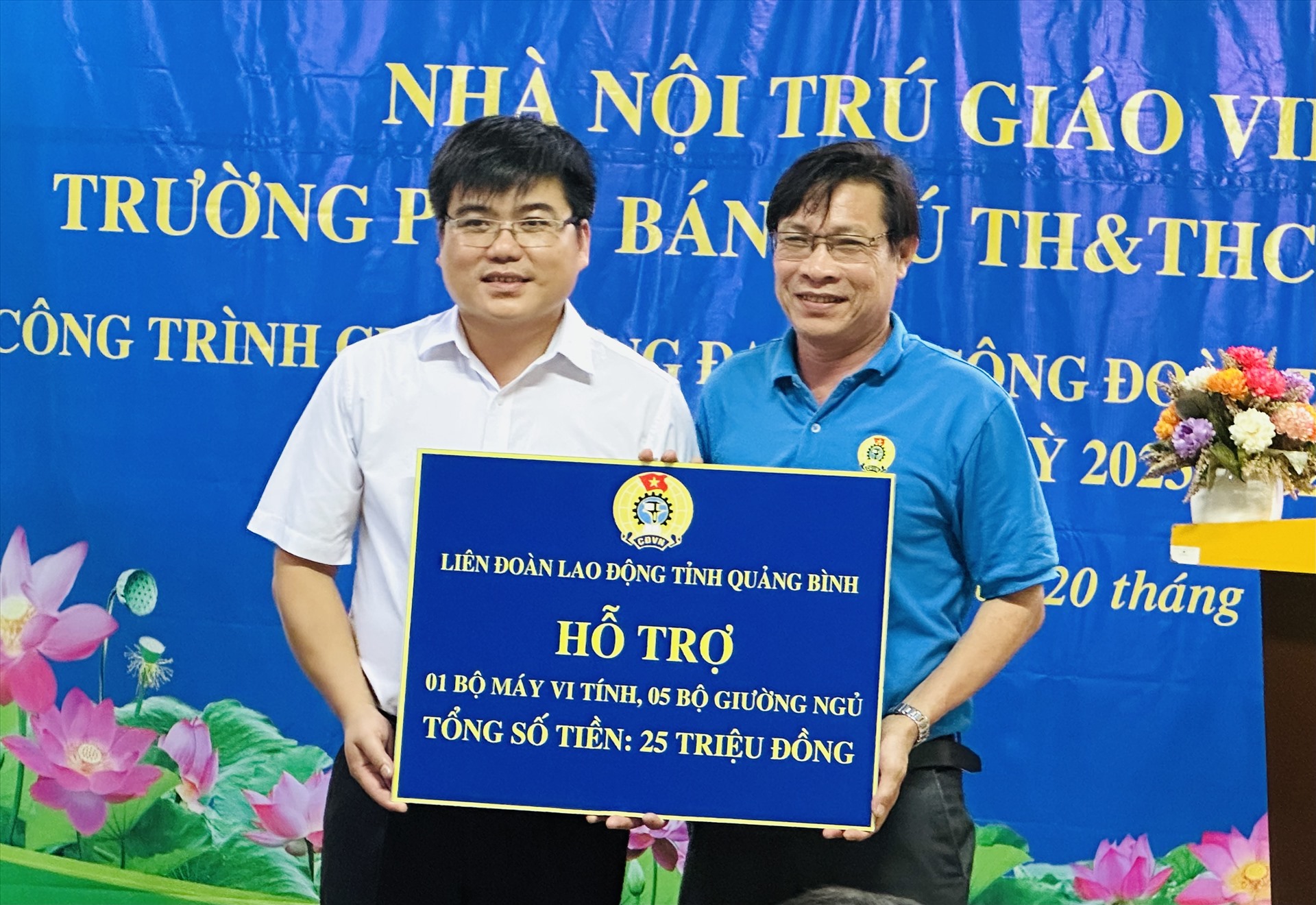 Phó Chủ tịch thường trực LĐLĐ Quảng Bình Nguyễn Phi Khanh trao hỗ trợ cho giáo viên nhà trường. Ảnh: Lê Phi Long