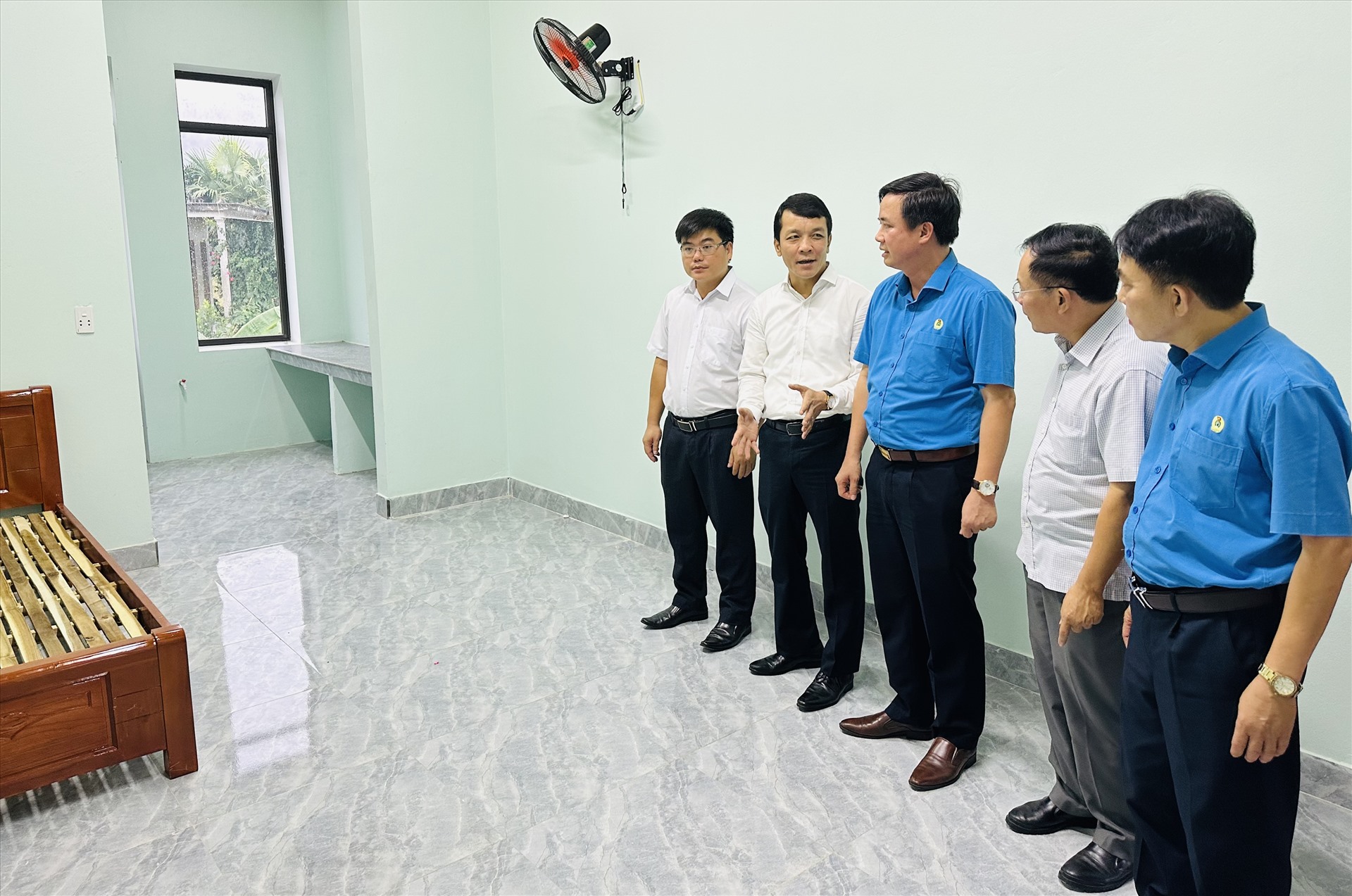 Lãnh đạo LĐLĐ Quảng Bình cùng lãnh đạo huyện Tuyên Hoá kiểm tra thực tế công trình sau khi bàn giao. Ảnh: Lê Phi Long
