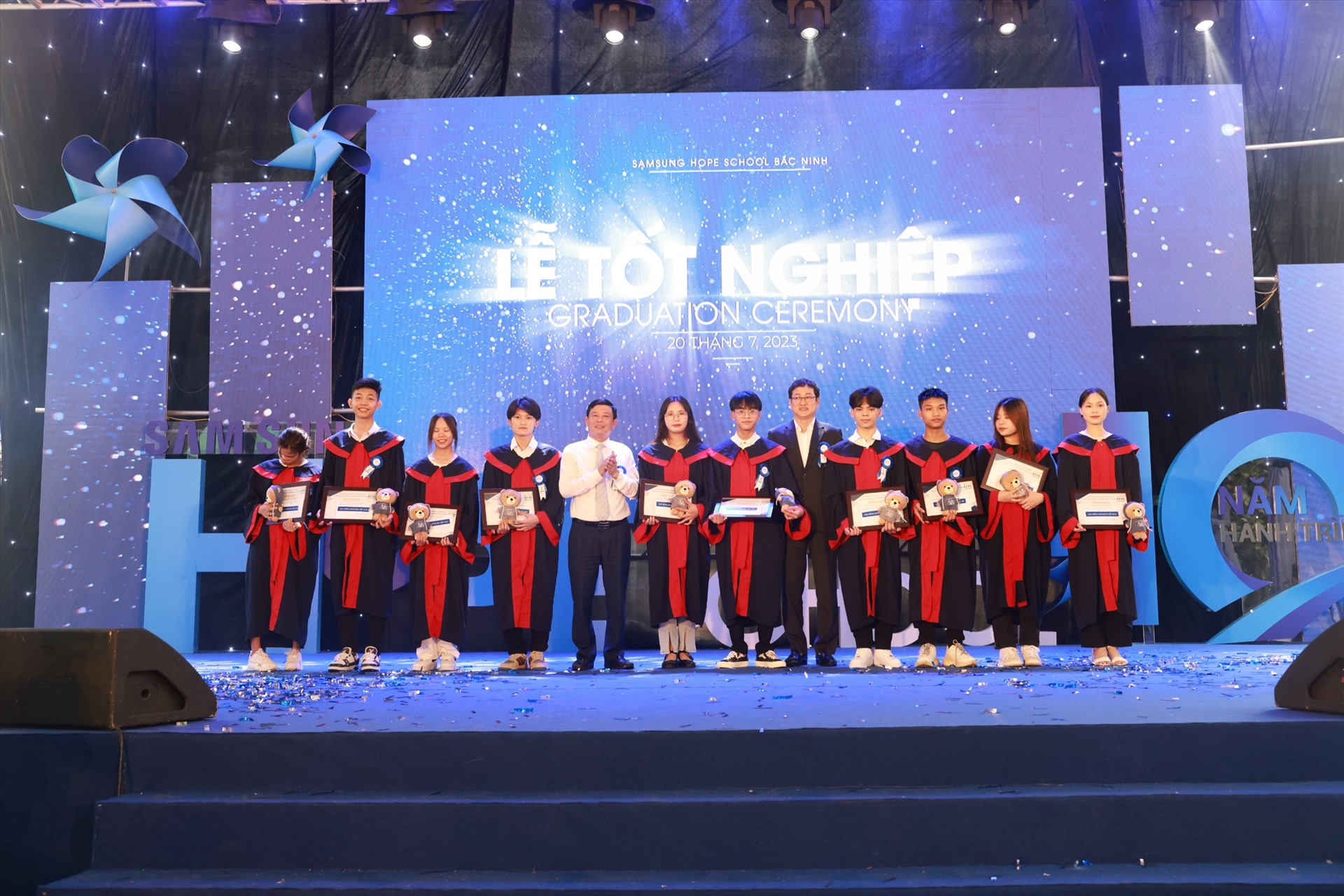 Các em học sinh tham gia Lễ tốt nghiệp tại Ngôi trường Hy vọng Samsung Bắc Ninh. Ảnh: Lương Hạnh. 
