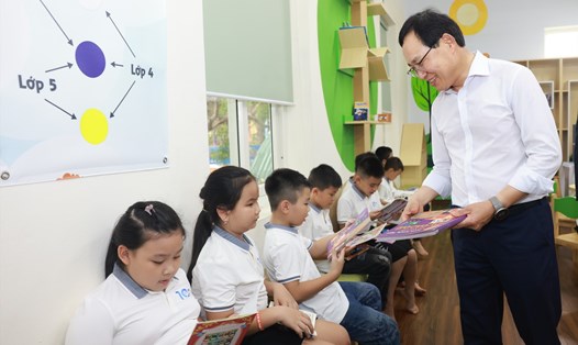 Ông Choi Joo Ho cùng các đại biểu thăm quan lớp học và động viên các em học sinh. Ảnh: Lương Hạnh. 