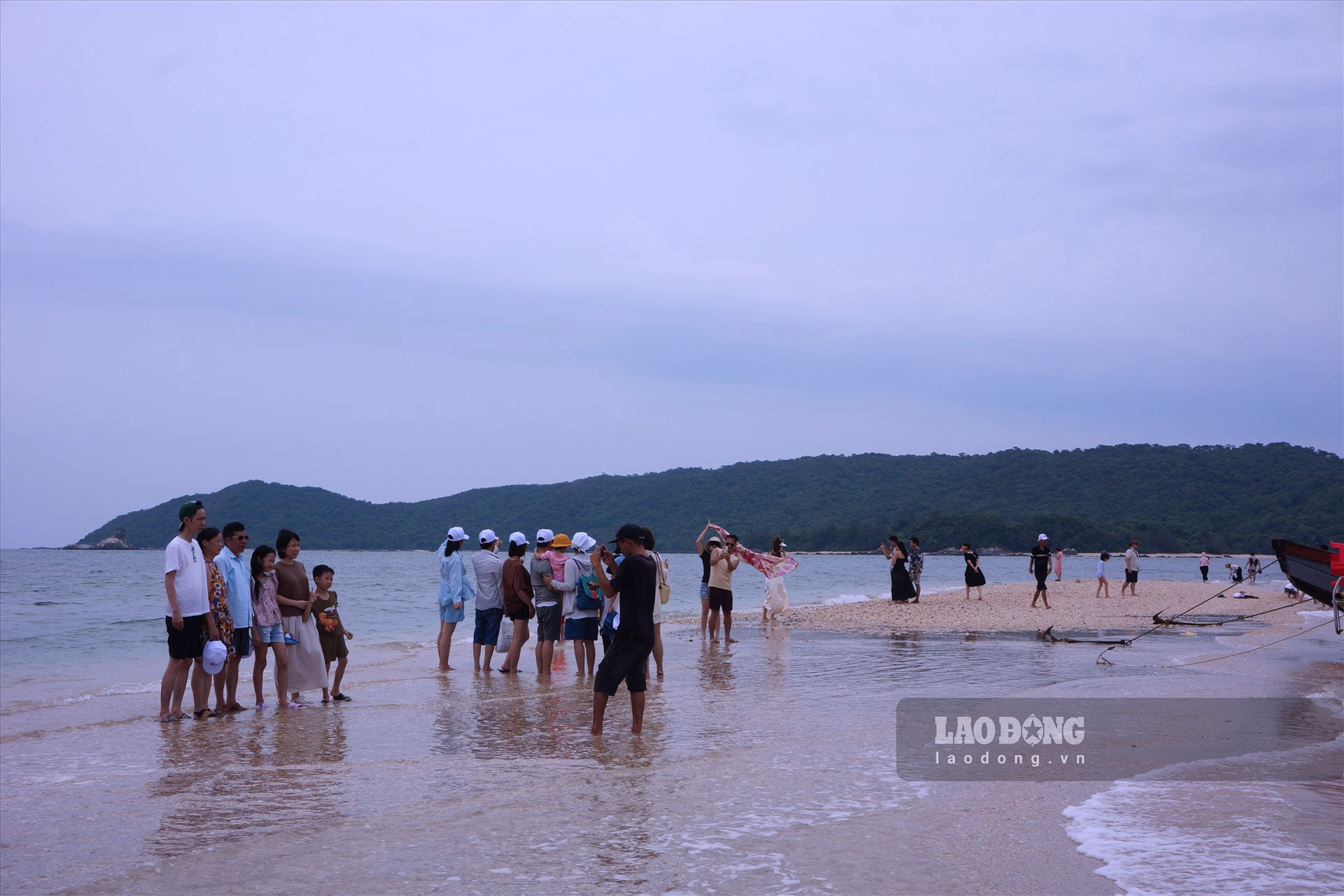 Đầu tháng 7 vừa qua, huyện đảo Cô Tô đón ... khách, lượt lưu trú và có thời gian lưu trú lâu hơn khi trung bình mỗi khách tới đảo nghỉ trên 2 đêm. Ảnh: Lương Hà