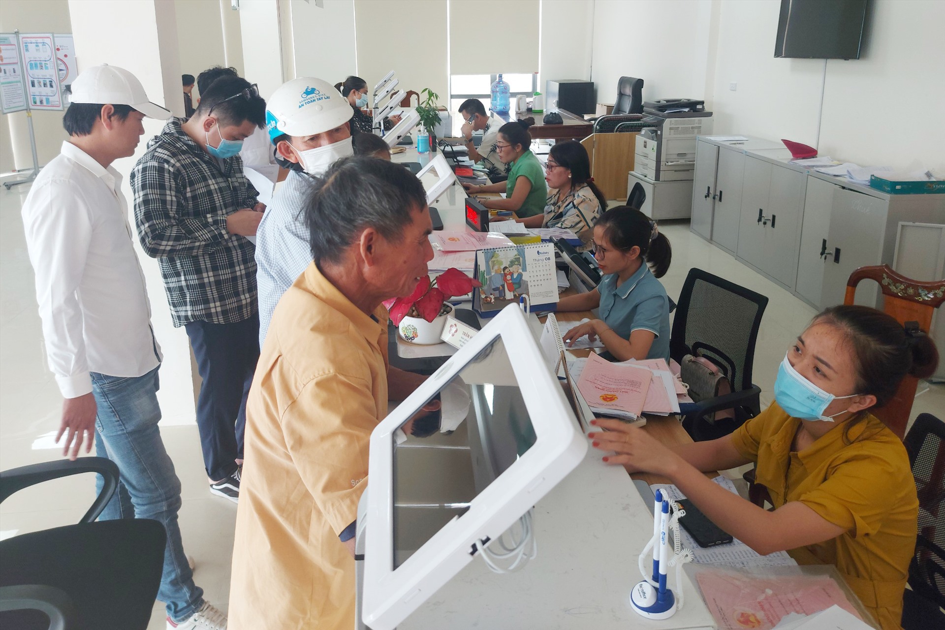 Người dân đến giải quyết thủ tục hành chính tại Trung tâm hành chính công huyện Lộc Hà. Ảnh: Trần Tuấn.