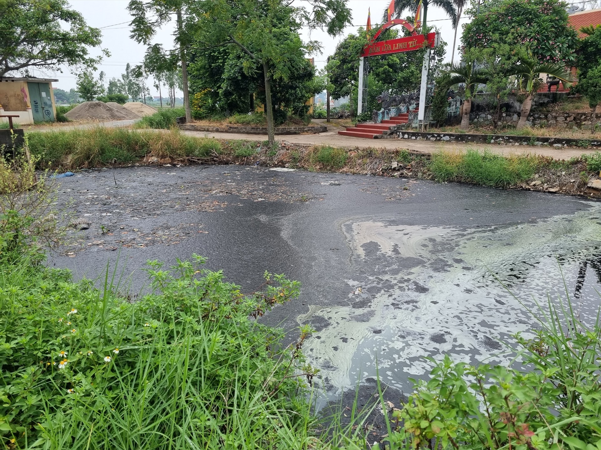 Theo ông Đoàn Ngọc Toản - Phó Chủ tịch UBND xã Thái Phương, hầu hết sông và kênh mương chảy qua địa phận xã Thái Phương hiện tại đang bị ô nhiễm nghiêm trọng. Ảnh: Hà Vi