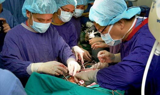Các thầy thuốc đang thực hiện một ca ghép tạng tại BV Việt Đức- Hà Nội. Ảnh: BV Việt Đức