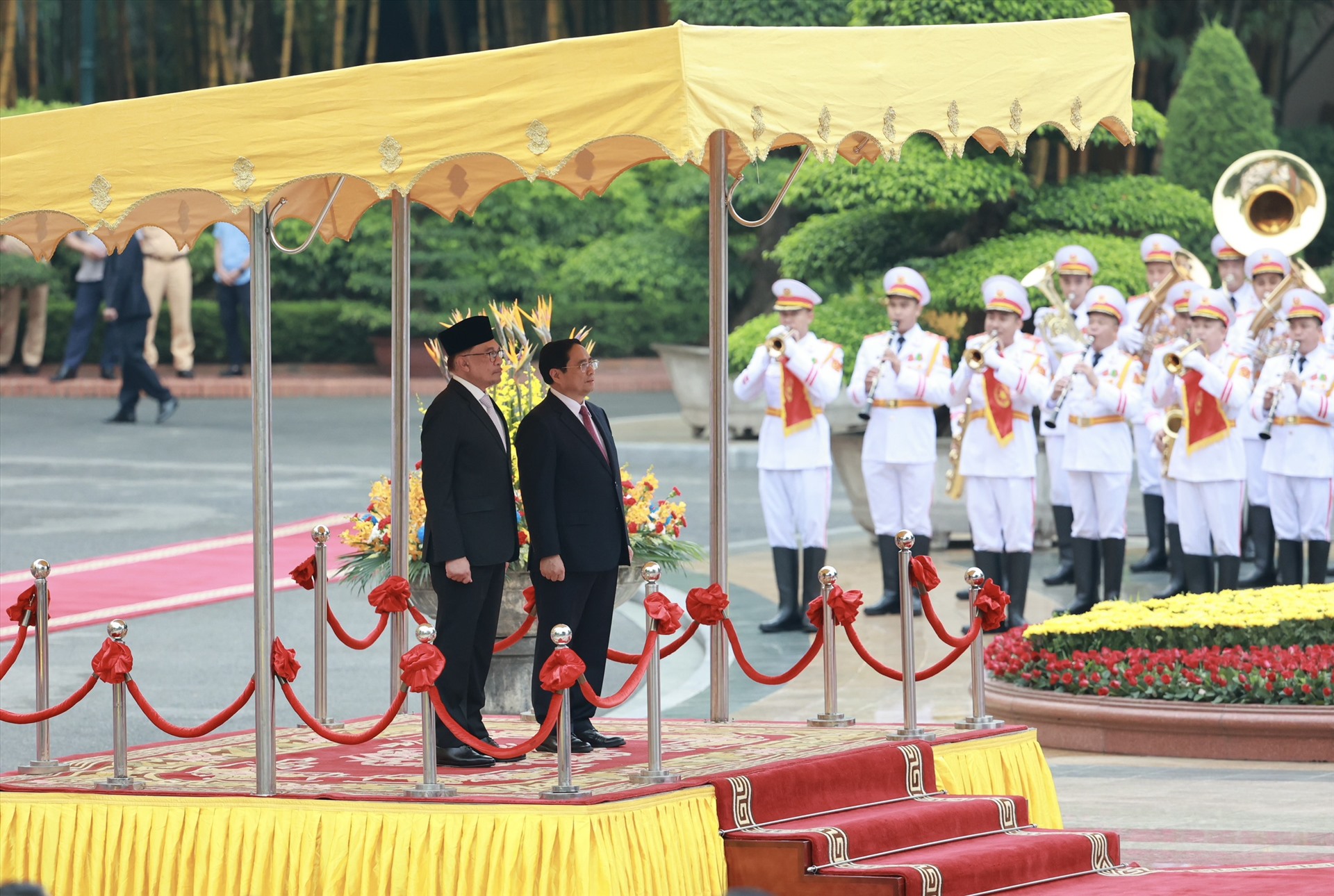 Thủ tướng Chính phủ Phạm Minh Chính chủ trì lễ đón Thủ tướng Malaysia Anwar Ibrahim. Ảnh: Hải Nguyễn