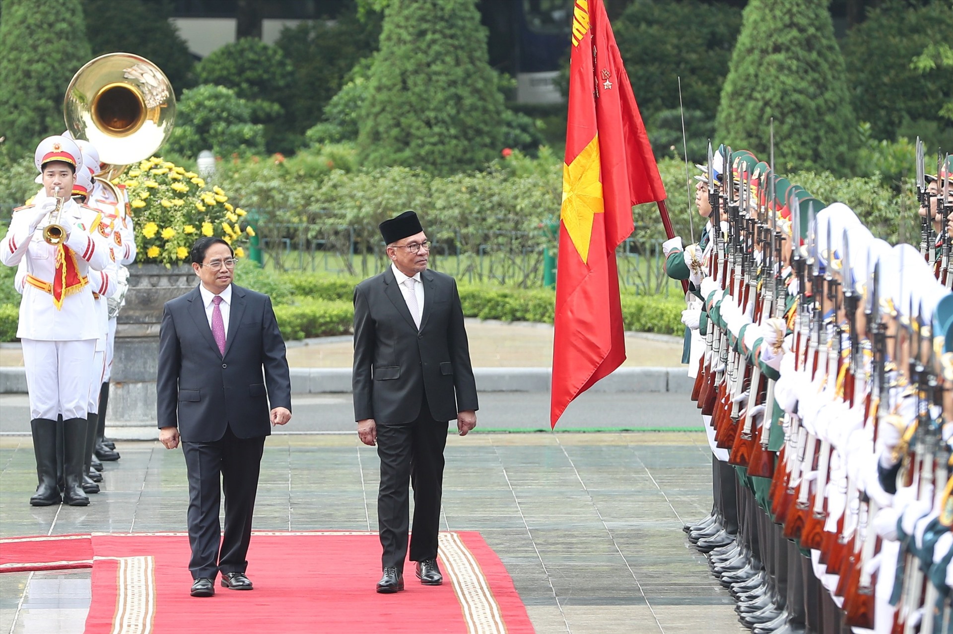 Thủ tướng Chính phủ Phạm Minh Chính và Thủ tướng Malaysia Anwar Ibrahim duyệt đội danh dự. Ảnh: Hải Nguyễn