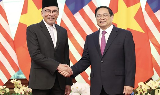 Thủ tướng Chính phủ Phạm Minh Chính đón Thủ tướng Malaysia Anwar Ibrahim. Ảnh: Hải Nguyễn