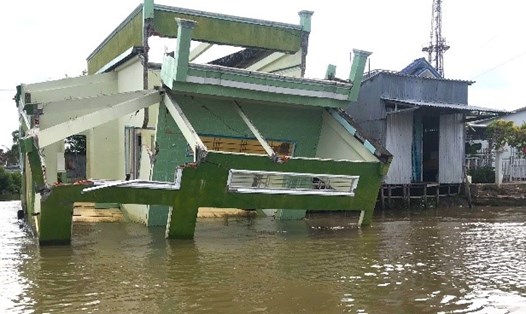 Chịu ảnh hưởng bão số 1, nhiều căn nhà tại Cà Mau sập, tốc mái. Ảnh: Nhật Hồ