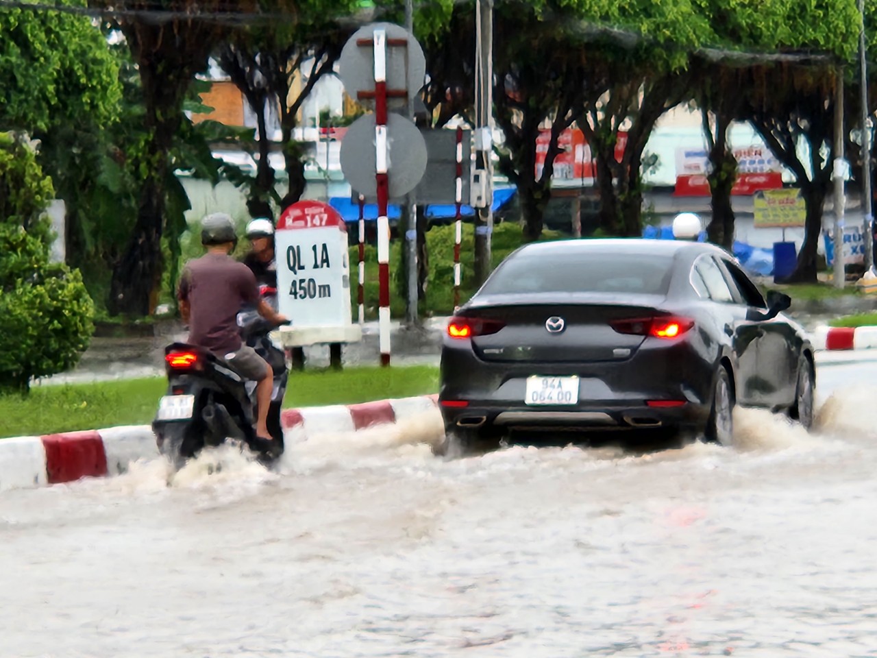 Mưa lớn khiến nhiều tuyến đường trung tâm Thành phố Bạc Liêu bị ngập cục bộ. Ảnh: Nhật Hồ