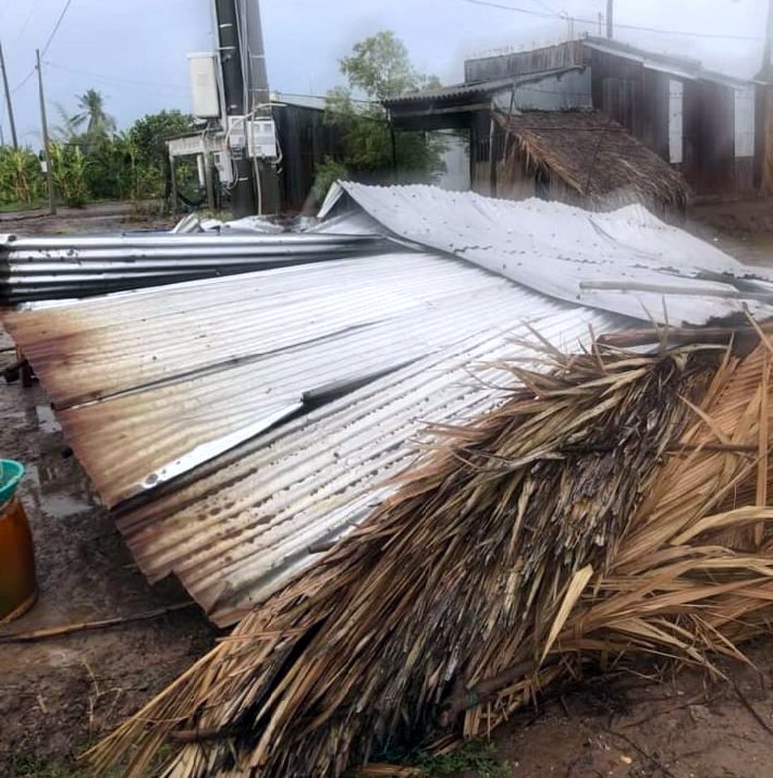 Trên 100 căn nhà tại tỉnh Cà Mau sập, tốc mái do mưa, lốc xoáy. Ảnh: Nhật Hồ