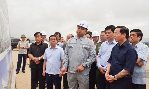 Phó Thủ tướng Trần Hồng Hà (thứ 2 bên phải) nghe báo cáo tiến độ Dự án Sân bay Điện Biên. Ảnh: Thanh Bình