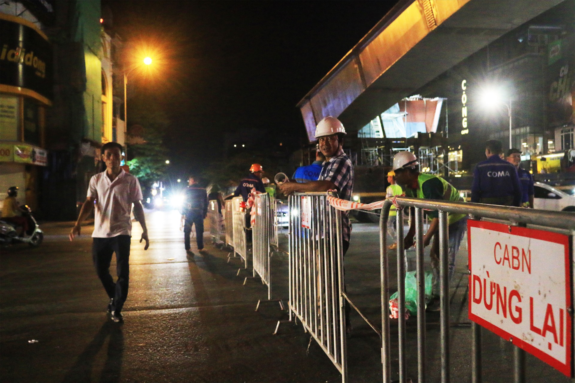 Đúng 23h đêm 23.7, các đoạn đường quanh khu vực thi công cầu vượt Nguyễn Văn Cừ - Hồng Tiến (quận Long Biên) được rào chắn, chăng dây, cấm các phương tiện lưu thông qua khu vực này. Lực lượng chức năng cũng có mặt để phân luồng, điều tiết giao thông trong thời gian này. 