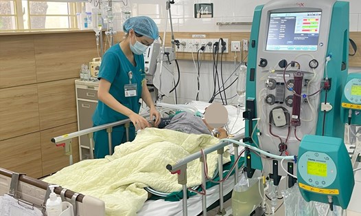 Y bác sĩ chăm sóc cho bệnh nhân bị ngộ độc nấm ở Hà Giang. Ảnh: BVCC