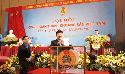 Bỏ phiếu bầu BCH Công đoàn Than Khoáng sản Việt Nam lần thứ VI (nhiệm kỳ 2023-2028).  Ảnh: Minh Nghĩa