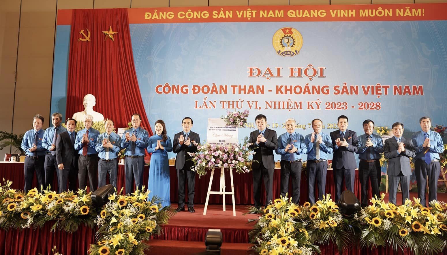 Ra mắt Ban thường vụ Công đoàn Than Khoáng sản Việt Nam lần thứ VI. Ảnh: Minh Nghĩa
