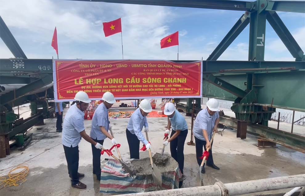 Lễ hợp long chính thức cầu sông Chanh 3, TX Quảng Yên. Ảnh: Cổng thông tin điện tử TX Quảng Yên.