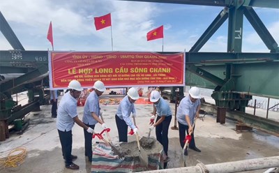 Lễ hợp long chính thức cầu sông Chanh 3, TX Quảng Yên. Ảnh: Cổng thông tin điện tử TX Quảng Yên.