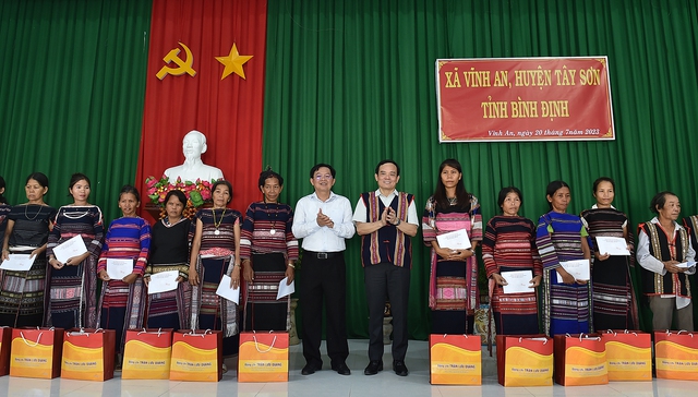 Phó Thủ tướng Trần Lưu Quang tặng quà cho các hộ dân Vĩnh An, huyện Tây Sơn. Ảnh: VGP/Hải Minh.