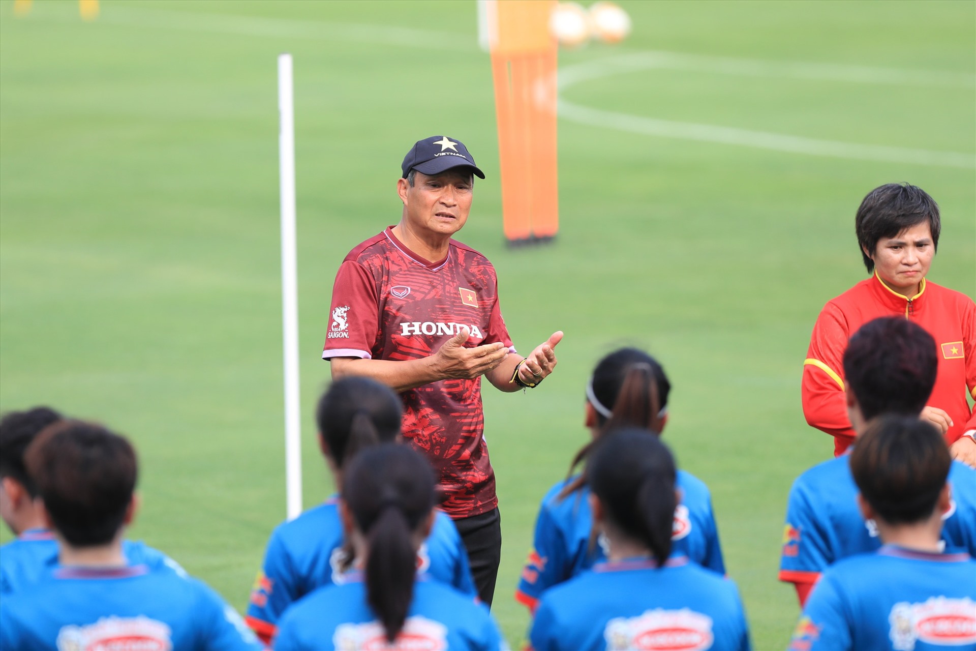 Huấn luyện viên Mai Đức Chung và tuyển nữ Việt Nam hoàn tất các khâu chuẩn bị cho World Cup 2023. Ảnh: VFF