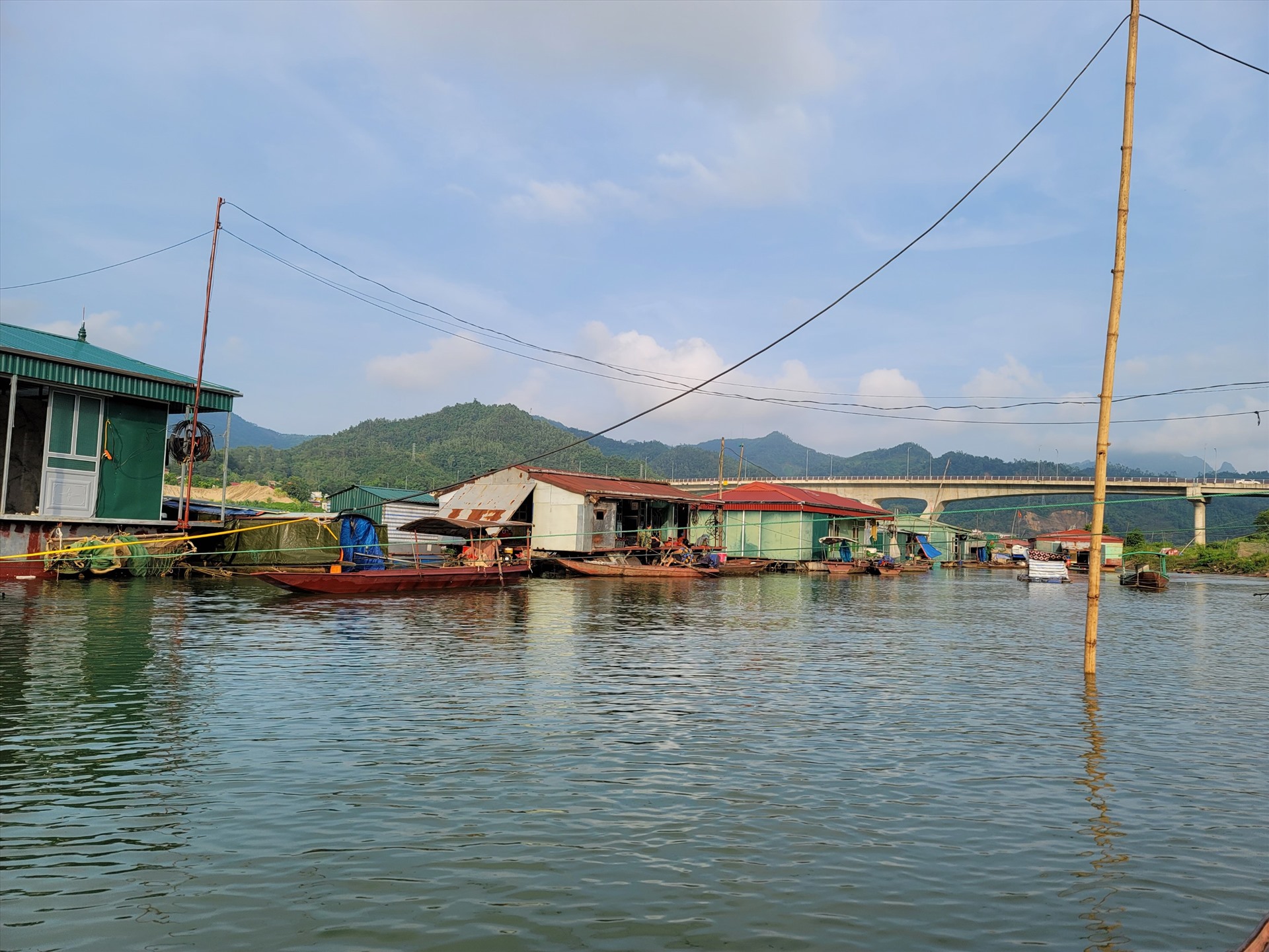 Làng vạn chài có 71 hộ dân sinh sống, chủ yếu bằng nghề đánh bắt cá trên sông Đà.
