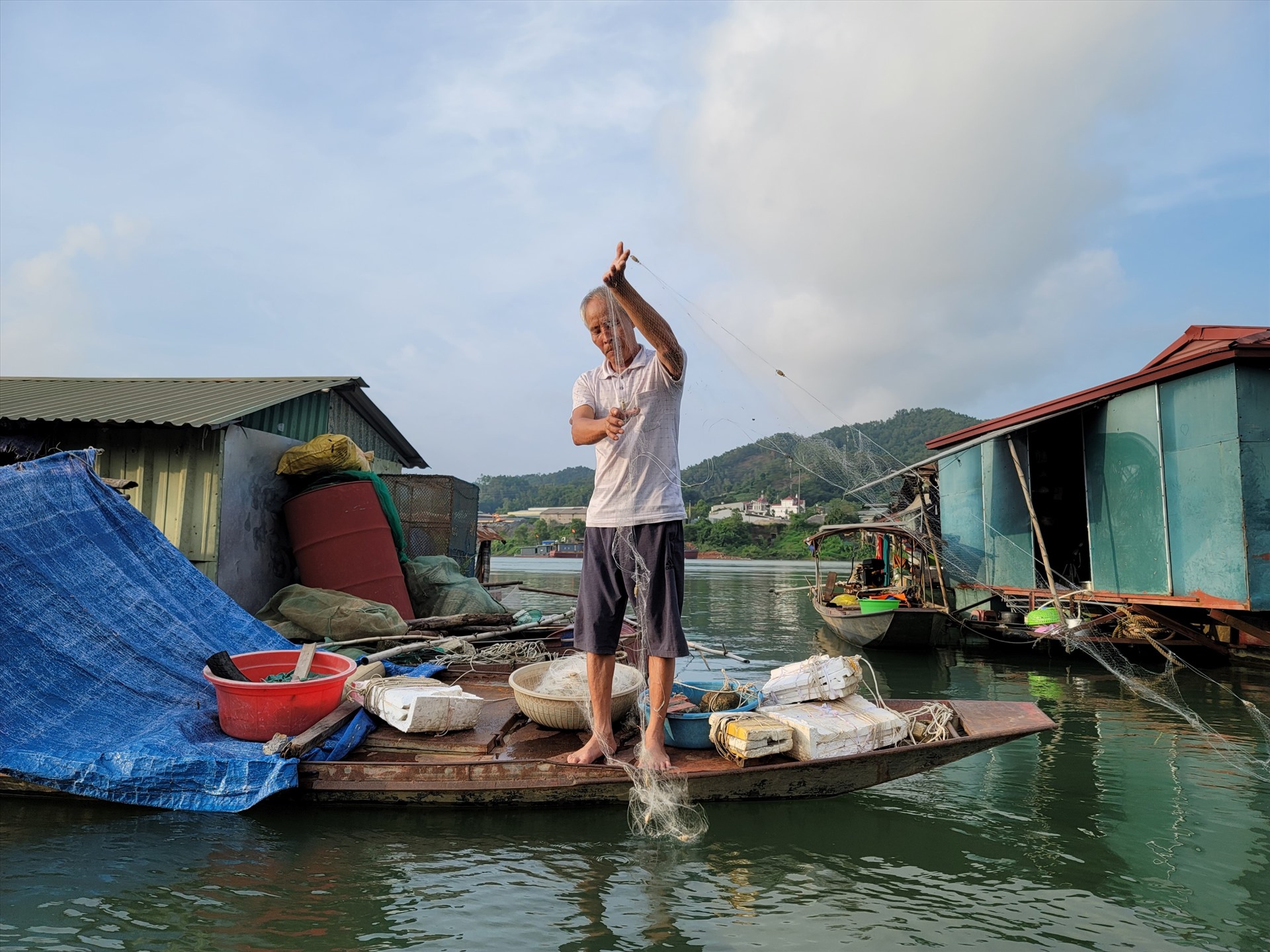 Người dân chuẩn bị chài lưới cho việc đánh bắt cá.