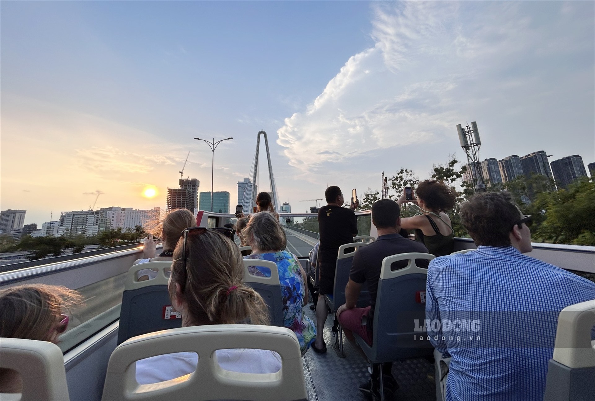 Khách quốc tế tham quan TP Hồ Chí Minh bằng xe buýt 2 tầng. 