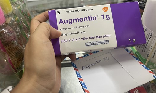 Chỉ với một mẩu giấy nhỏ ghi tên thuốc, người dân đã có thể mua được các loại thuốc kê đơn tại các hiệu thuốc ở Hà Nội. Ảnh: Khánh An