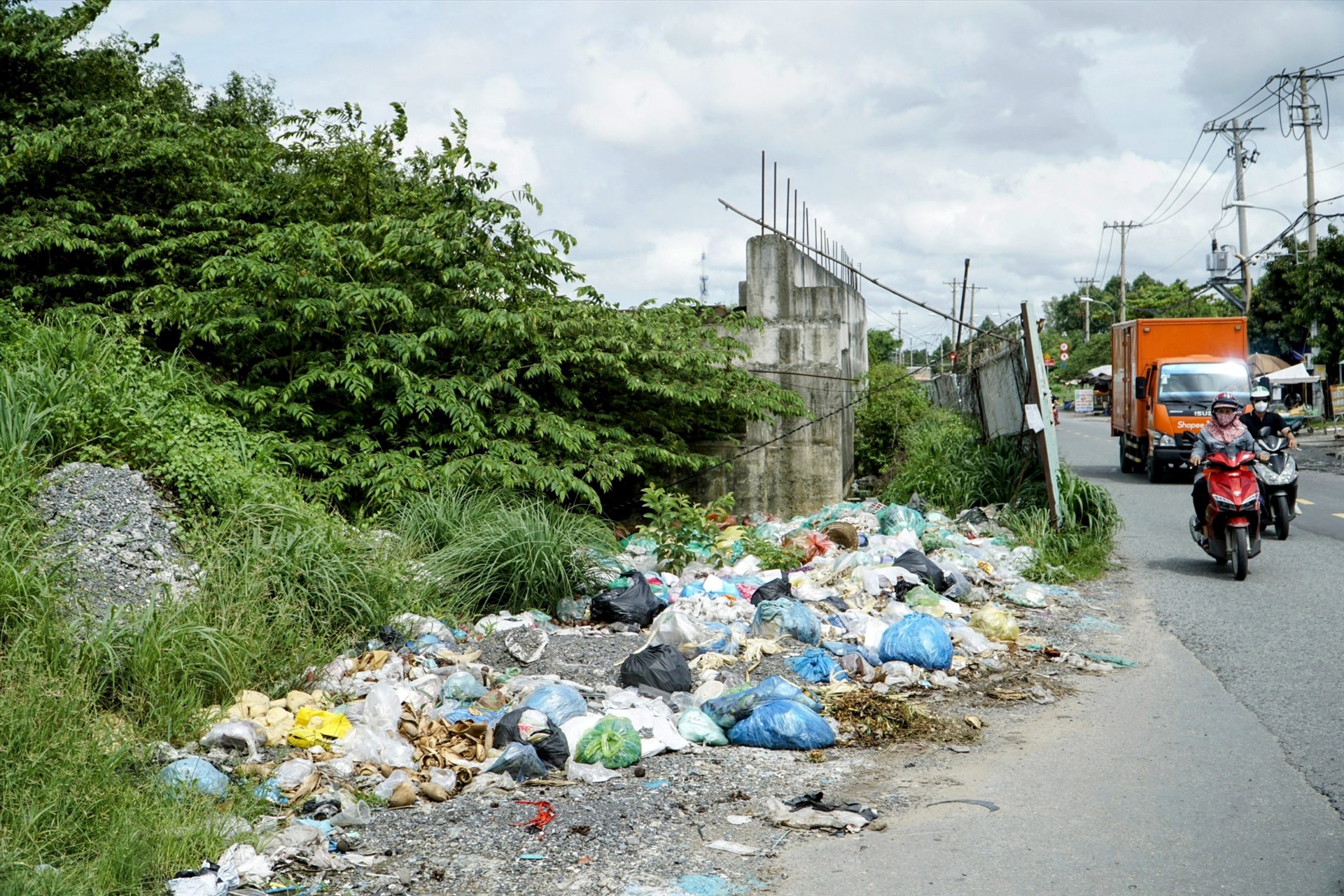 Phía gầm cầu và khu vực chân cầu xuất hiện nhiều rác thải.