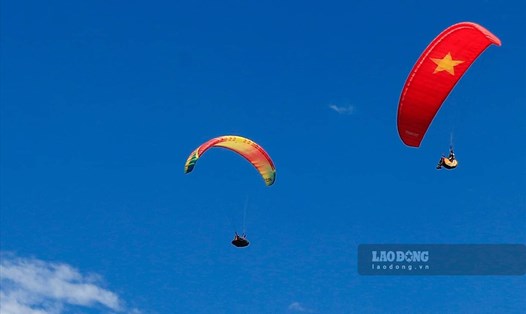 Hoạt động bay dù lượn ở Yên Bái được nhiều du khách thích thú. Ảnh: Tuấn Vũ