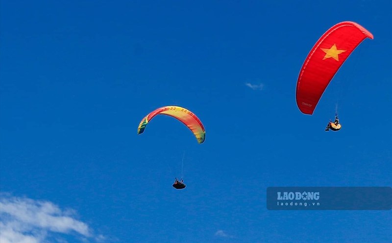 Hoạt động bay dù lượn ở Yên Bái được nhiều du khách thích thú. Ảnh: Tuấn Vũ