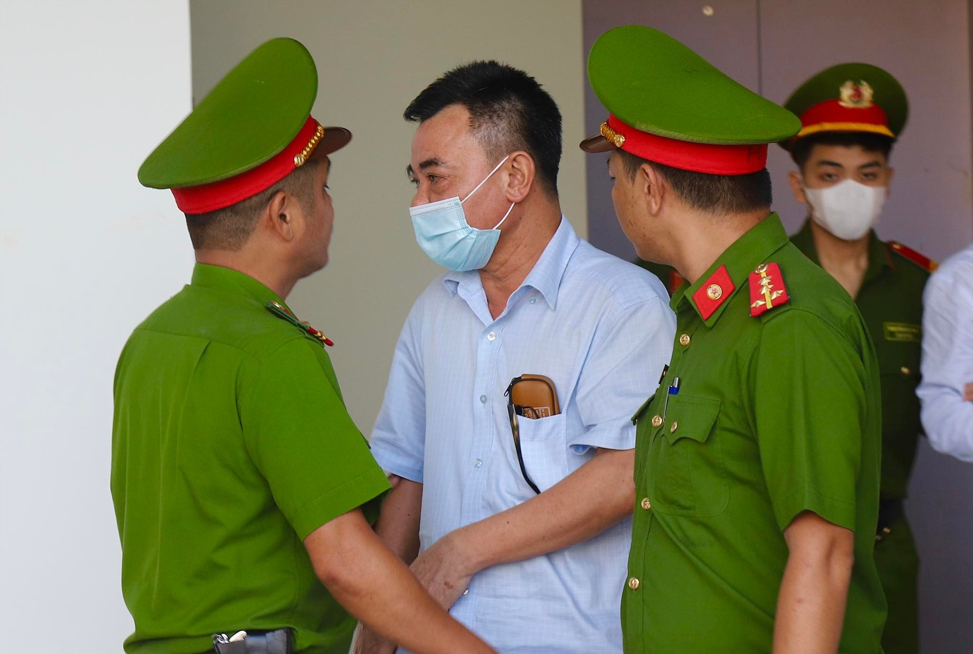 Cựu Phó Giám đốc Công an Hà Nội được đề nghị lại mức án và trả lại tiền, vàng. Ảnh: Quang Việt
