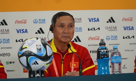 Huấn luyện viên Mai Đức Chung tham dự họp báo trước thềm World Cup nữ 2023. Ảnh: Hoàng Công
