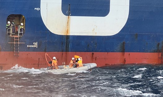 Tàu cứu hộ của Việt Nam tiếp cận ngư dân gặp nạn. Ảnh: Trung tâm Phối hợp tìm kiếm, cứu nạn hàng hải Việt Nam