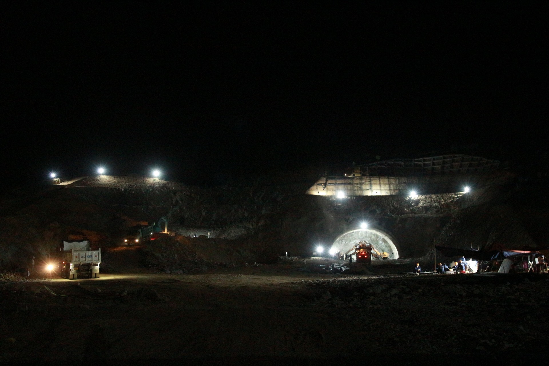 Đơn vị thi công đang triển khai làm việc 24/24 nhằm rút ngắn thời gian hoàn thành 3 đường hầm trên tuyến Cao tốc Quảng Ngãi – Hoài Nhơn. Ảnh: Ngọc Viên