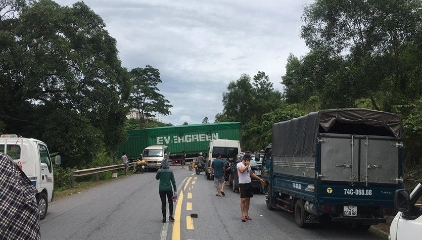 Quốc lộ 9 đoạn qua huyện Đakrông (tỉnh Quảng Trị) bị ách tắc giao thông sau 1 vụ tai nạn giao thông. Ảnh: Hưng Thơ