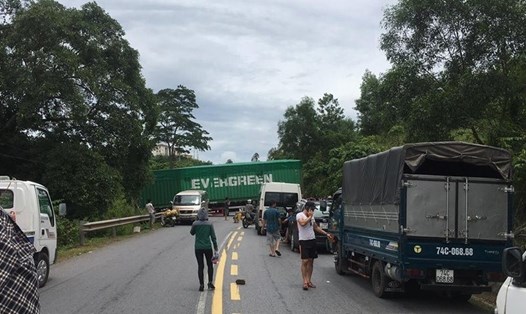 Quốc lộ 9 đoạn qua huyện Đakrông (tỉnh Quảng Trị) bị ách tắc giao thông sau 1 vụ tai nạn giao thông. Ảnh: Hưng Thơ