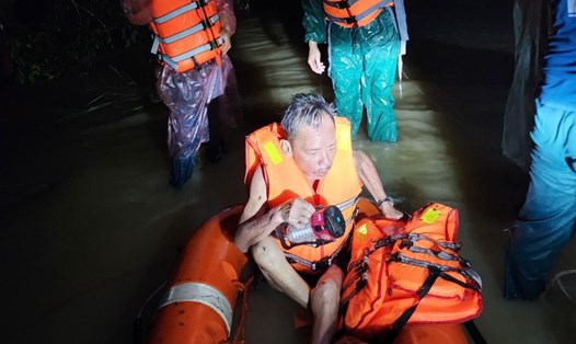 Lực lượng vũ trang hỗ trợ sơ tán người dân ra khỏi vùng ngập lụt. Ảnh: LLVT Phú Quốc