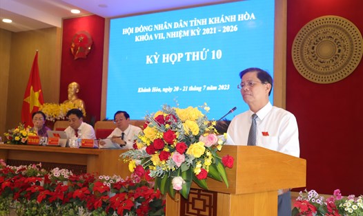Chủ tịch tỉnh Khánh Hòa Nguyễn Tấn Tuân phát triển tại kỳ họp HĐND. Ảnh: Hữu Long