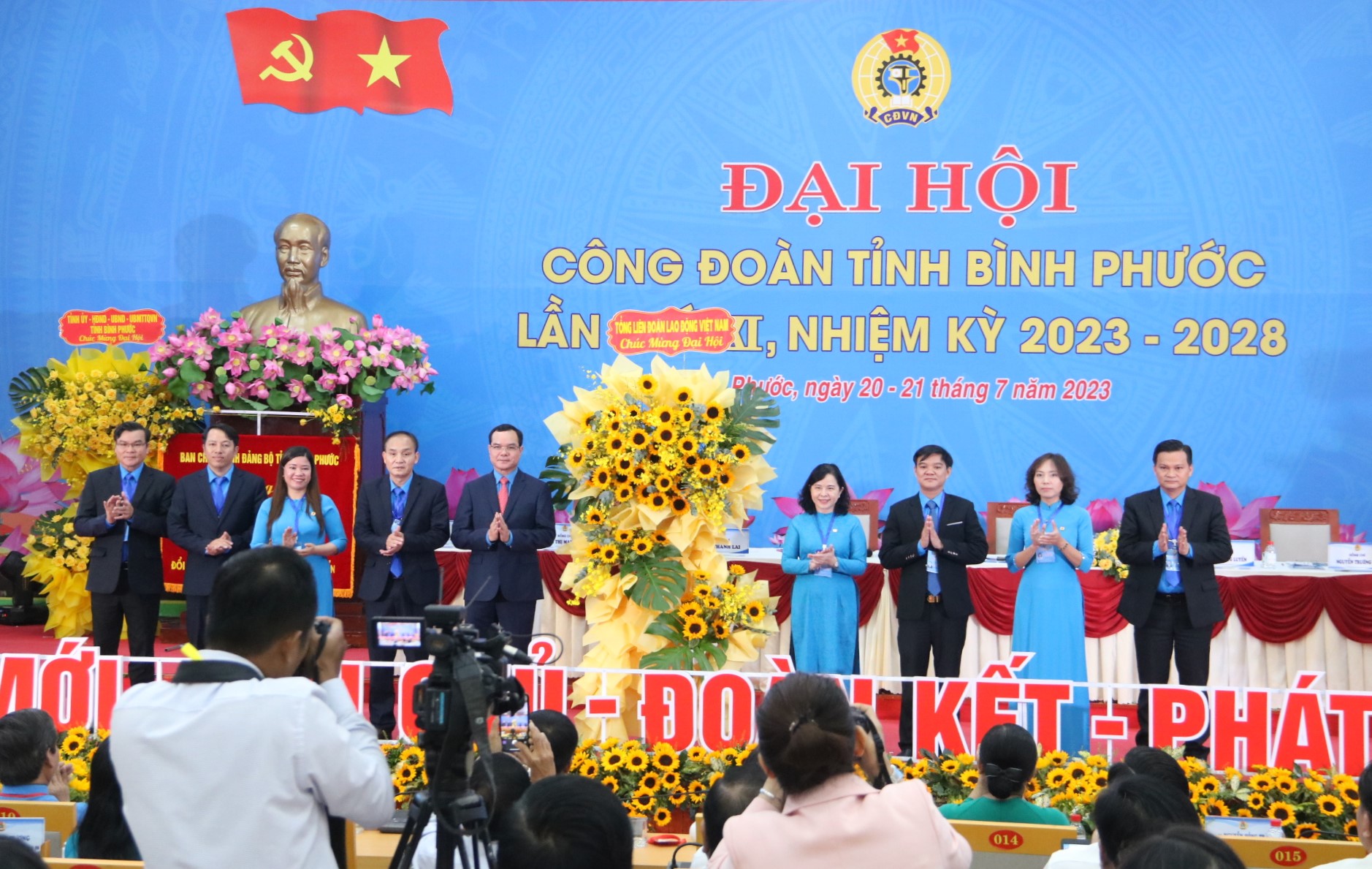 Tổng LĐLĐ Việt Nam tặng hoa cho đại hội.Ảnh: Đình Trọng